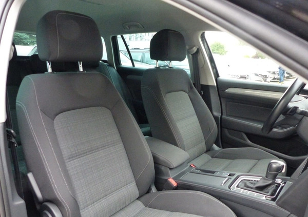 Volkswagen Passat cena 102900 przebieg: 59000, rok produkcji 2019 z Pasłęk małe 379